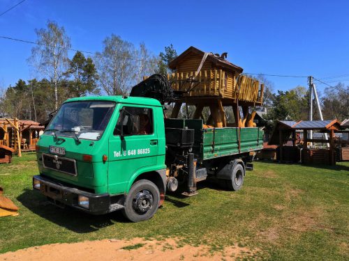 Vežu krovinius-savivartis su kranu