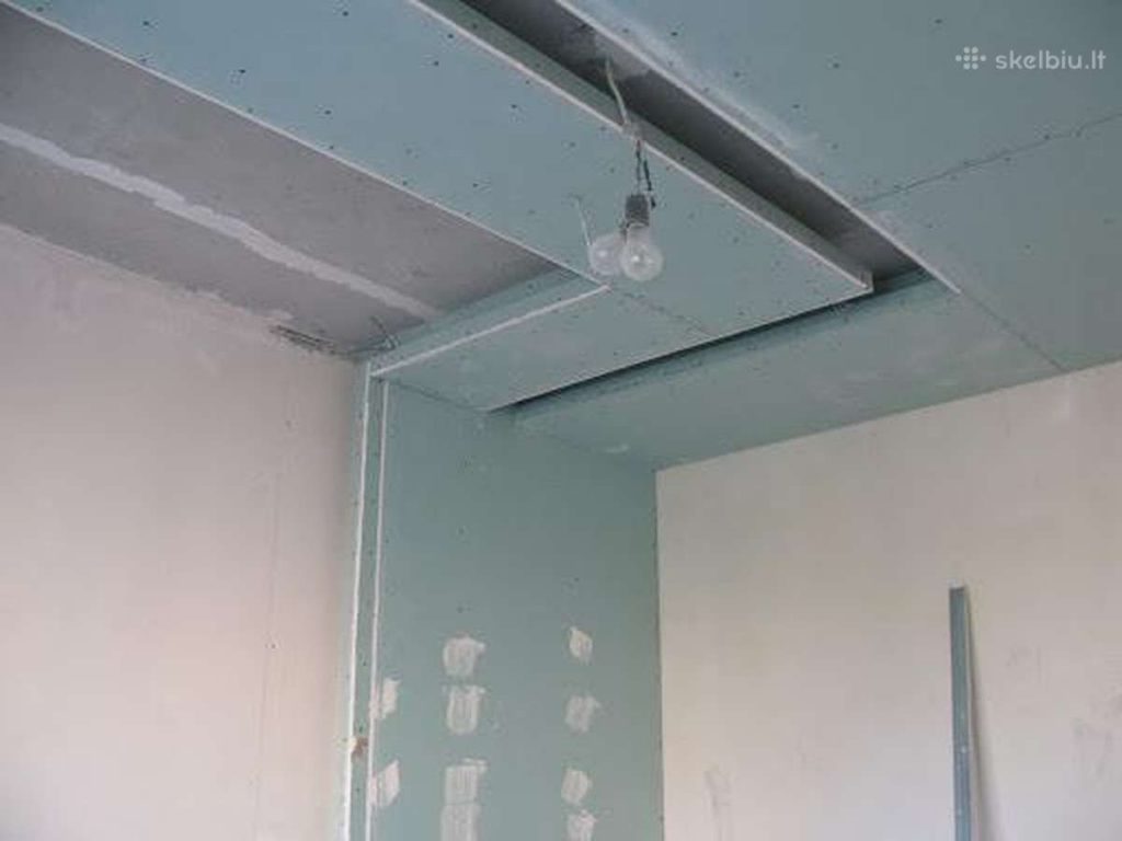 Dvieju zmoniu brigada deda grindis,montuoja gipso