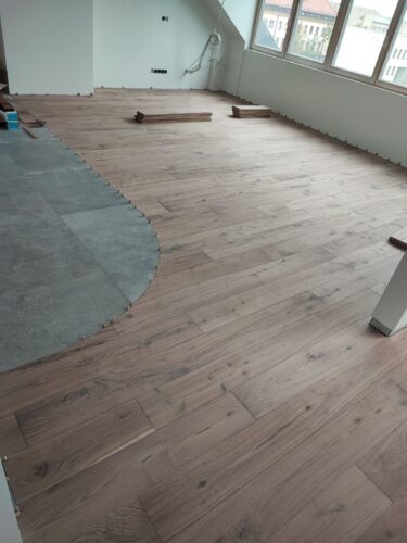 Klojame visų rūšių parketlentes, laminatą, Herringbone ir Chevron eglute, bei montuojame visų tipų grindjuostes